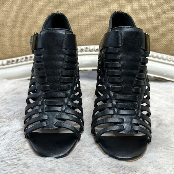 Hinge | Black Leather Woven Sandals with Stacked Heels - Picture 3 of 13